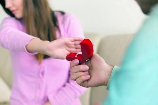 تم سے ملتے ہیں تو دنیا سے بھی مل لیتے ہیں